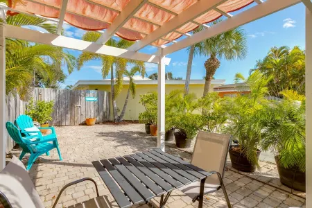 The Dolphin Den- Blocks to the Beach and River~Kayaks and Bikes provided! Отели рядом с достопримечательностью «Aquatic Center»