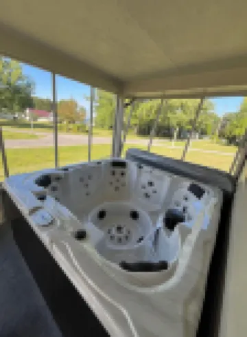 Lake view 2-bedroom cottage with new hot tub