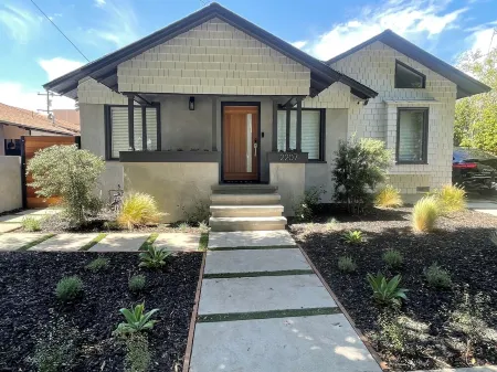 Beautiful 2 Bedroom Home in Santa Monica Отели рядом с достопримечательностью «Museum of Flying»