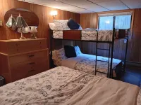 Bear Bottom Cabin. Your own getaway adventure!Sleeps 16 - 4 bedrooms Hotels in McHenry Township