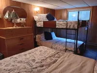 Bear Bottom Cabin. Your own getaway adventure!Sleeps 16 - 4 bedrooms