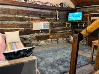 Quaint old fashioned cabin, Loft, Grill, Fire Pit!