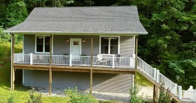 Slip-Away into Isolation & Relaxation w/ Covered Dock & Hot Tub.