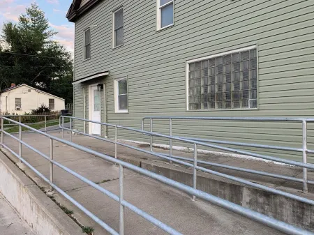 Cozy apartment close to downtown Hannibal with full kitchen, A/C, and Wi-Fi