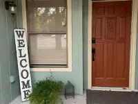 Cozy 3 BR + screened porch & FP Hotels in Taylor