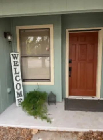 Cozy 3 BR + screened porch & FP