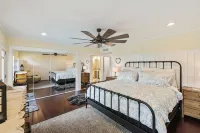 Tempe Lakes Vacation Special!  Heated Pool, Spa, Pickleball, Gym + Near ASU