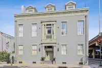 Historic Condo with Modern Vibes with Pool and Parking Hotels in 