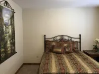 Downtown Cody!!! Bobbi's Bunkhouse B