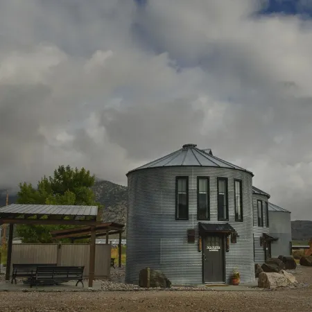 Unique stay in a modern grain bin home 2 miles from the famous hot pools!