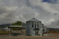 Unique stay in a modern grain bin home 2 miles from the famous hot pools!