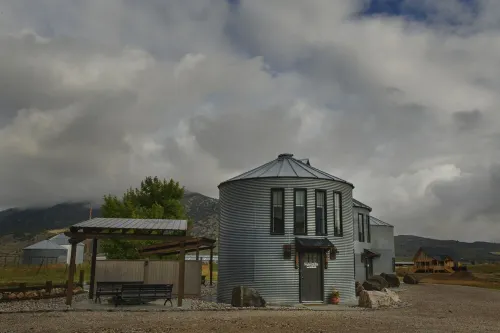 Unique stay in a modern grain bin home 2 miles from the famous hot pools!