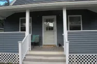 Bluebird Cottage - Cozy 2-bedroom with AC and WiFi on Woodbury Pond