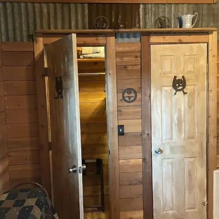 Cedar Cabin in the Woods - Longview, Tx