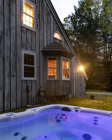 Deerwood Hill ~ après ski cabin • hot tub • fire pit • Stratton • Manchester