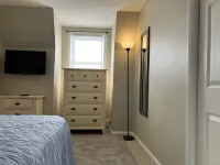 Tidy 2-Bed w/ Parking!🚗Wine!🍷UNH👩🏻‍🎓 Hotels in 
