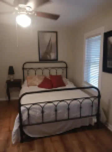 Recently updated cottage minutes from beach, pet friendly, large yard wifi, ac