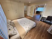 Local Cheerful 4 Bedroom home with outdoor dining