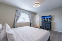 Modern 3BD Home in quiet neighborhood with large fenced backyard