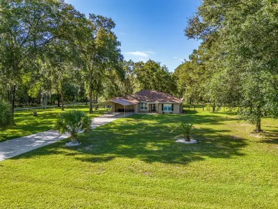 Relaxing 4Br & 2BA on Quiet 2 Acres • Fenced Backyard • Game Room • 7 mi to Wec Hotels near Spruce Creek Preserve Guard