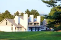 The perfect adult couples retreat. 2-king bedroom right along the Mountain Road. Hotel in zona Oxygen