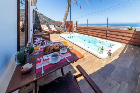 CORNER OF THE OCEAN. POOL-JACUZZI-CLIMATIZED SPA. SEA VIEWS-WIFI- SATELLITE TV