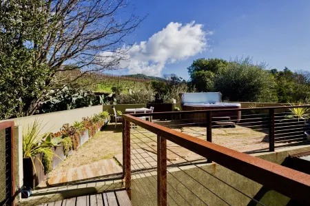 Modern Sonoma Home! Beautiful Views, Hot Tub.  Relax on The Patio, Wine Country! Отели в г. Феттерс Хот Спрингс-Агуа Калиенте