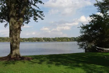 Lakefront Bungalow w beach, kayaks & dock Отели в г. Branch County