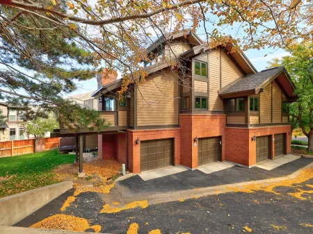 Perfect Ski Vacation - Large Condo with 4 Ensuite Bed/Bath w/ Hot Tub & Grill