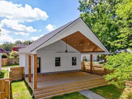 Kentucky Dream! 4BR, 3BA, 2Car-G/Covered Backyard Stage, 1-Mile from Rupp! Отели рядом с достопримечательностью «Университет Кентукки»