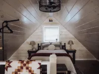 Cabin Retreat on quiet back road in Amish Country with hot tub