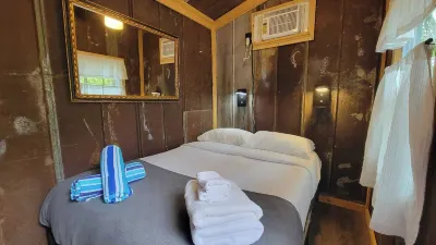 Chipmunk Chalet Tinyhome, nestled in the Chattahoochee National Forest w/hot tub Hotel dekat Vogel State Park