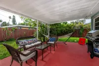 Charming home 12min to the Beach Hotel dekat Publix Super Market at Hallandale Place Shopping Center