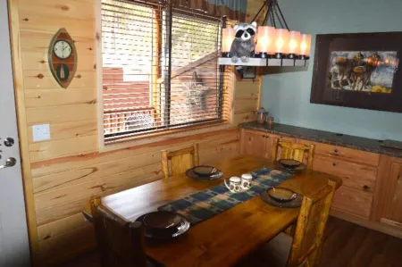 Black Bear Lodge - 5 minutes to Fool Hollow Lake and Golf Courses Отели в г. Шоу Лоу