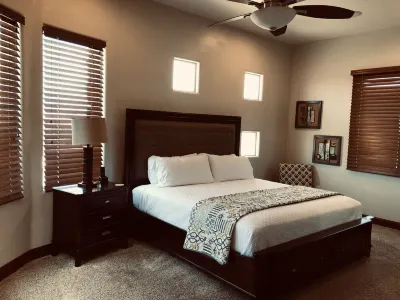 Getaway at Hopi; Luxury home w/secure garage parking for boat/trailer/toys