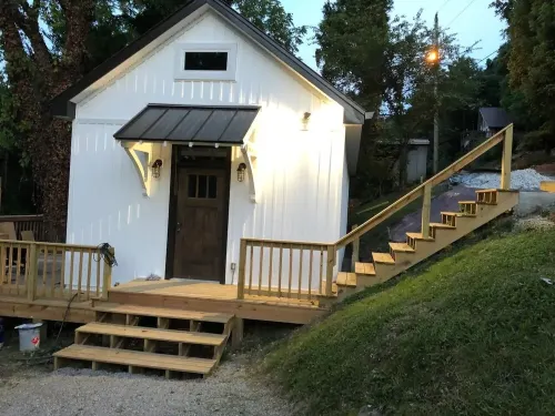 Eagle's Nest Cottage on Center Hill Lake with private path to the water's edge.