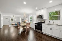 Beautiful 3Br/2Bath Home with WiFi and Office Space Hotels in Acworth