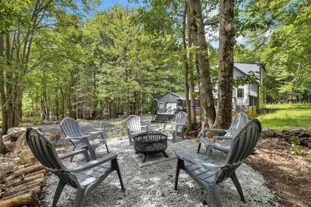 Charming /Lake/Kayak/Firepit/Hot Tub/Pets