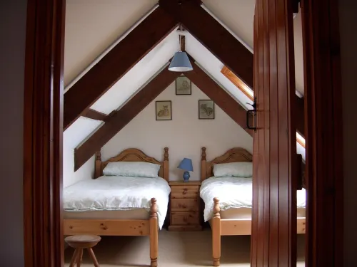 Cottage sleeping up to 6 in 3 bedrooms, peaceful. 1 mile to Newport Town Centre
