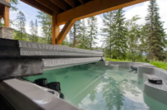 Luxurious New Ski-In Ski-Out Estate w/ Hot tub: Your Ultimate Mountain Getaway