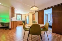 Newberg Wine Country Suites: Gris Room Hotels in Newberg