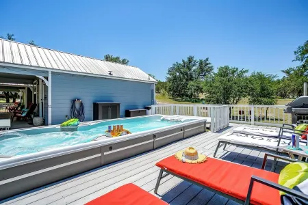 2 Cozy Cabins with Giant Hot Tub, Fire Pits, Fishing, Hiking and more