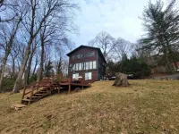 Enjoy a getaway on the scenic Housatonic River/Lake Lilinonah in New Milford, CT