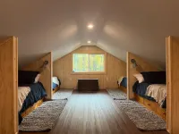 Cozy Cabin - walking distance to town and 10 minutes to Bromley. Pet friendly!