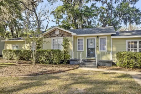 Stylish, Spacious 3 Bedroom Home - FREE BIKES-