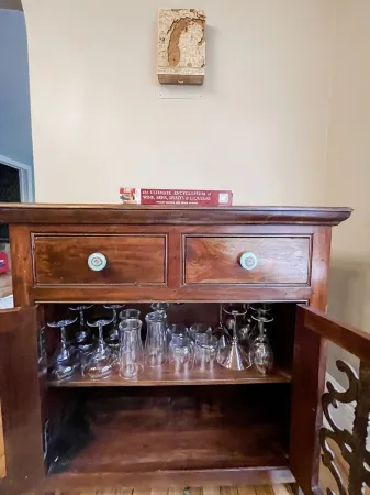 Family-sized home just a few blocks to downtown Main St King bed + fenced yard