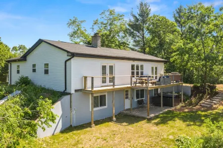 Beautiful views and water access on 20 acre paradise! slps 14 Hot tub dock kayak