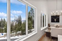 Lake Views, Modern & Luxurious, Walk to Town