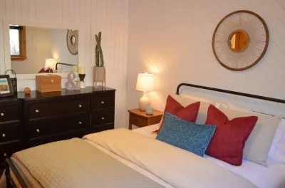 Cozy riverfront condo 4 miles from ski lifts Hotel dekat Williams Lake