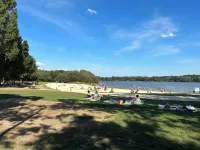 Cottage au Pied du lac au Duc, son Golf et sa Base Nautique Hotels in Плоермель